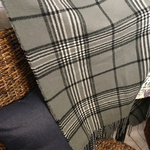 Gray plaid blanket wrap - Picture 3 of 9